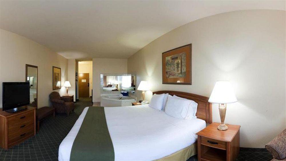 Holiday Inn Express Hotel And Suites Bastrop By Ihg Exterior foto